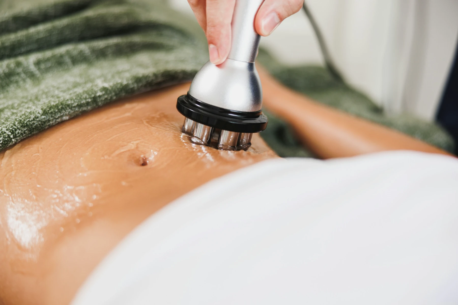 Cabezal de radiofrecuencia aplicado sobre el abdomen